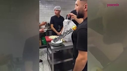 Dönercideki çırak gence sürpriz doğum günü!
