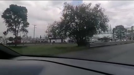 VIDEO: Bloquean vecinos de Tlachaloya  la carretera Toluca-Atlacomulco