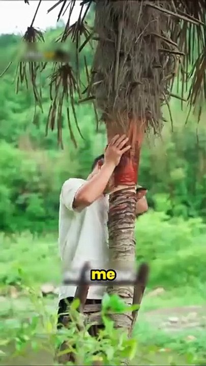 He Made a Raincoat… FROM LEAVES?! (Unbelievable Traditional Technique!)