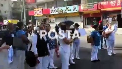 Bloquean médicos del IMSS la avenida Lincoln por fallas en la clínica 25