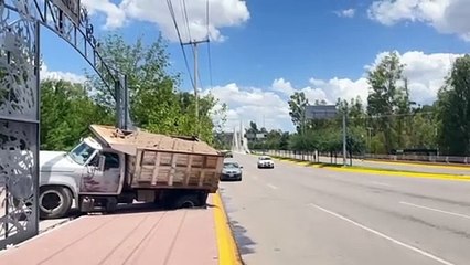 Cae camión de volteo a registro eléctrico en la puerta del zoológico