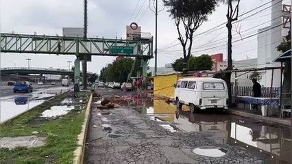 ¡Cuidado! Riesgo por socavón en avenida Central en Ecatepec