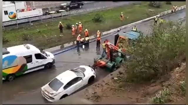 VIDEO: Queda tráiler bajo el agua casi 13 horas en el CEM en Cuautitlán Izcalli