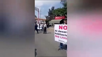 Bloquean y colapsan vialidad en la glorieta Bosques del Lago en Cuautitlán