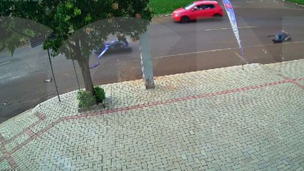 Câmera mostra motociclista sendo arremessado em acidente na Rua Rio da Paz