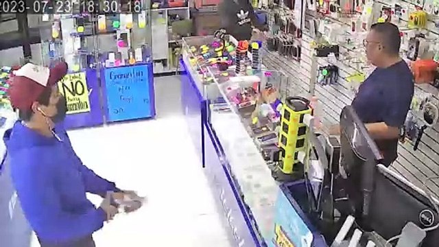 VIDEO: Montoneros y ventajosos. Asaltan negocio de celulares en Aculco