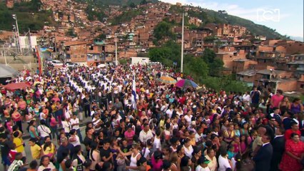 El señor de los cielos visita el barrio de Rosario | Rosario Tijeras