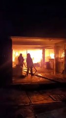 Incendio consume fábrica de cartón y plástico en Tlalnepantla