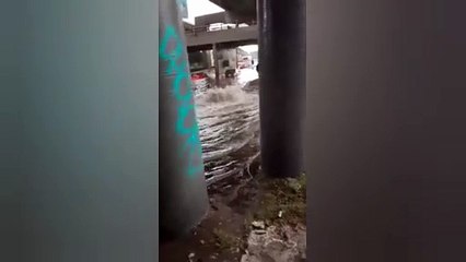 VIDEO: Inundaciones y encharcamientos en Periférico Norte por fuertes lluvias