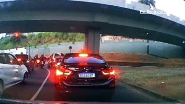 Motorista de ônibus passa mal e bate em estrutura de viaduto no Complexo da Lagoinha, em BH