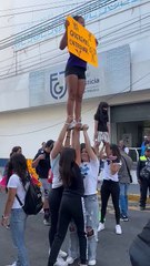 Porristas se manifiestan frente a la FGJ tras cierre de su academia