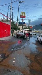Destroza auto de lujo tras estrellarse al sur de Monterrey