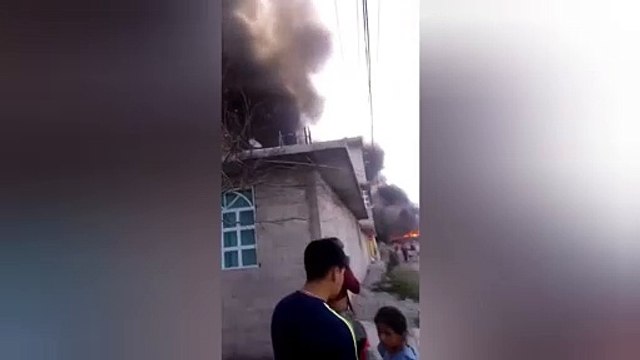 ¡Se quema! Arden desechos industriales acumulados en predio, en Ecatepec