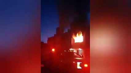 Hombre incendia su casa con su esposa y sus hijos adentro; la mujer murió