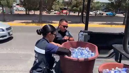 Continúan policías repartiendo agua a transeúntes en histórica ola de calor