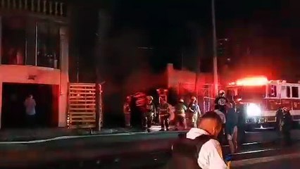 Sofocan incendio en tarimera en Monterrey
