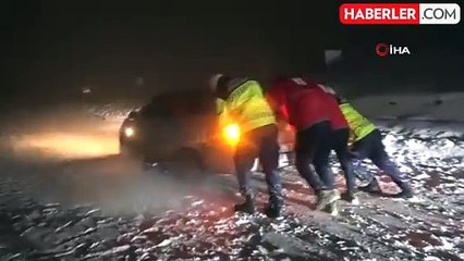 Muş'ta Kar Yağışı Nedeniyle Yolda Mahsur Kalan 50 Araç Kurtarıldı