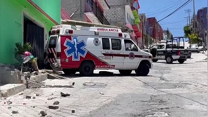 Choca ambulancia de Protección Civil contra una casa y un poste en Ecatepec