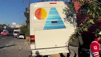 Choca unidad de transporte pública contra una casa en Tlalnepantla