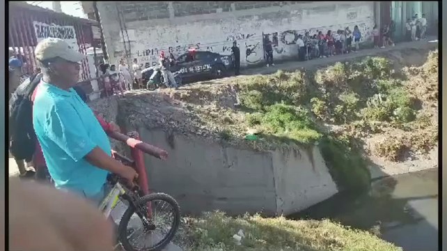 Cae camión de bomberos de Coacalco al Canal de Cartagena en Ecatepec