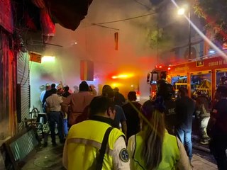 Vecinos alertan a bomberos por incendio en local