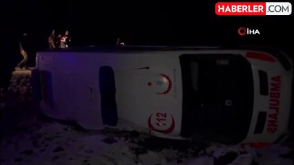 Siverek'te Yoğun Karda Kontrolden Çıkan Ambulans Şarampole Devrildi