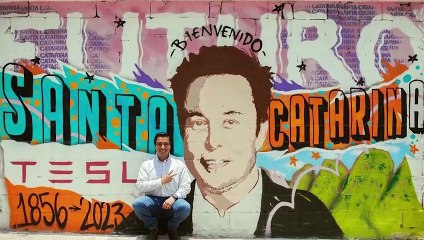 Mural de Elon Musk y Tesla en Santa Catarina celebra éxito industrial