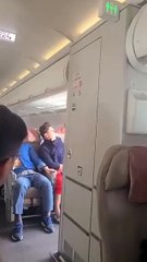 VIDEO: Abre pasajero puerta de emergencia de un avión en pleno vuelo