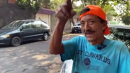 Tiene 22 años barriendo  las calles de la CDMX con solo un brazo
