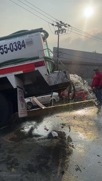 Choca pipa de agua sin frenos contra 4 vehículos particulares en Tlalnepantla