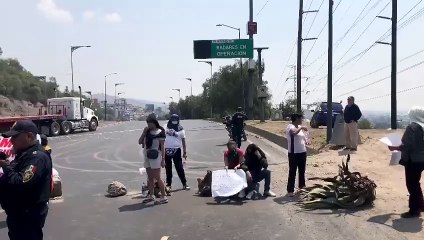 Bloquean vecinos la México-Pachuca por la reparación del drenaje