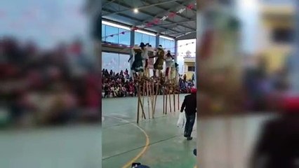 Sufren caída zanqueros durante una presentación en San Miguel Aloapan, Oaxaca