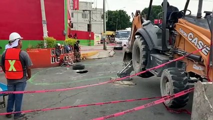 Tras bloqueo de vecinos, ahora si autoridades responden por socavón en Ecatepec