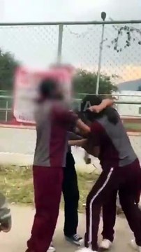 Captan pelea de alumnas afuera de secundaria en Escobedo