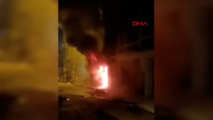 Beyoğlu'nda 3 katlı binanın girişindeki depoda yangın; panik anları kamerada