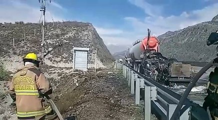 Consume fuego unidad de carga en la autopista Monterrey- Saltillo en García