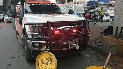 Automóvil se impacta contra muro de estación del metro; hay una persona prensada