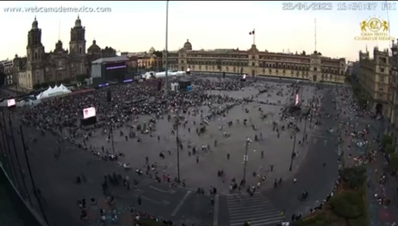 Fans de Rosalía comienzan a llenar Zócalo de la CDMX