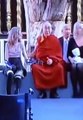 VIDEO: Reparece Dalai Lama acariciando de manera inapropiada a una jovencita