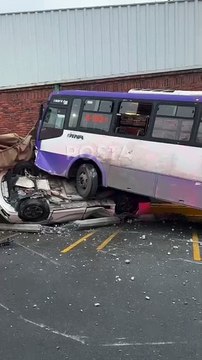 Derrapa ruta urbana y deja 25 lesionados en Monterrey