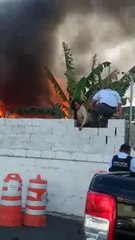 VIDEO: Policías se convierten en héroes, salvan a mujeres en Monterrey