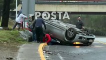 Derrapa auto, derriba luminaria y vuelca en Monterrey