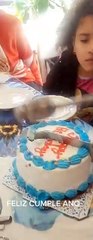 VIDEO: Sufren para cortar el pastel de cumpleaños