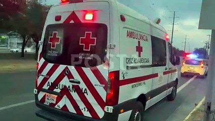 Dormita conductor y vuelca camioneta en Monterrey