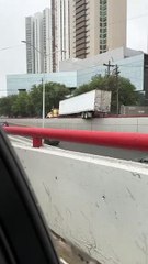 ¿Rápido y Furioso? Tráiler es captado con dos llantas sobre barandal de puente