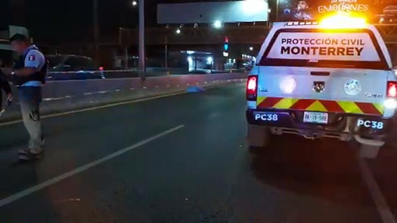 Muere hombre al intentar cruzar avenida Fidel Velázquez; el responsable huye