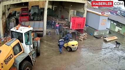 Fabrikanın çatısı böyle çöktü