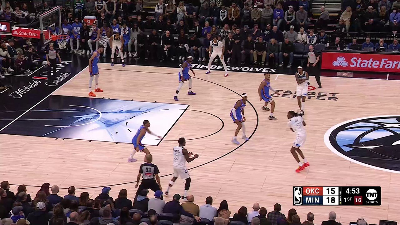 Edwards throws down a huge poster slam over Holmgren