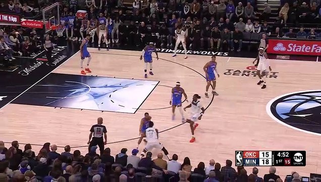 Edwards throws down a huge poster slam over Holmgren