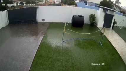 El destrozo del tornado de Ayamonte (Huelva) captado por una cámara de seguridad